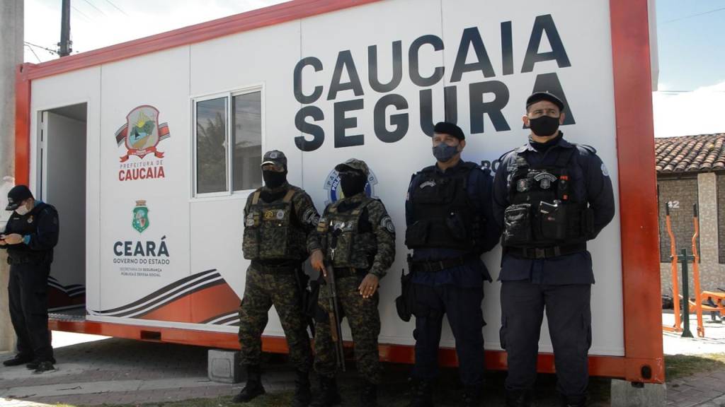 Policiais em Caucaia, cidade que enfrenta guerra de facções pelo controle do tráfico de drogas