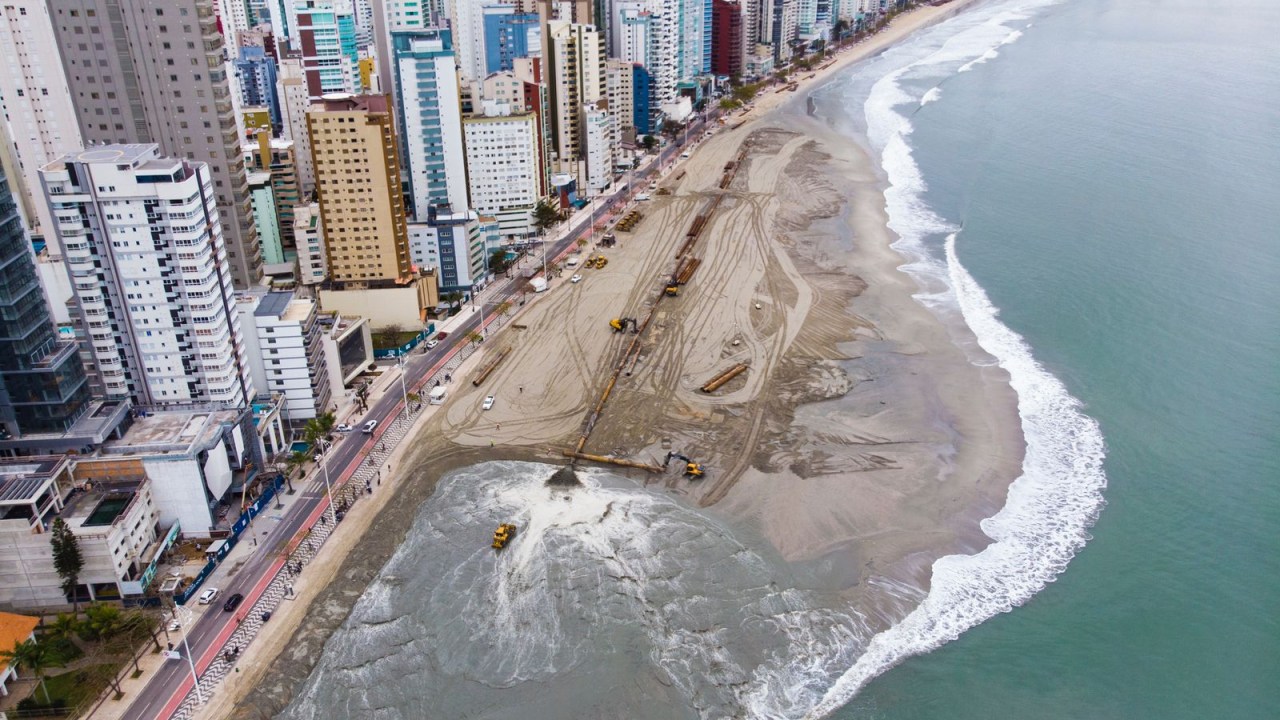 Obras de alargamento da faixa de areia na Praia Central em Balneário Camboriú (SC).