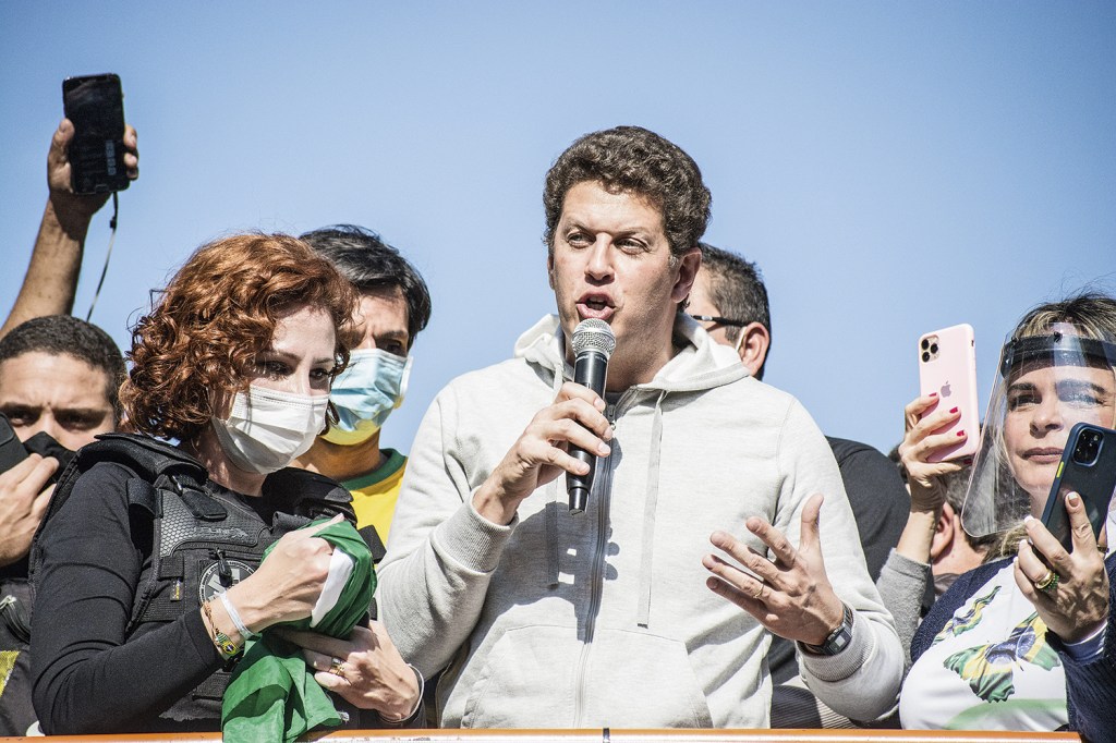 EM CAMPANHA - Ricardo Salles: discurso a favor do voto impresso em manifestação na Avenida Paulista -
