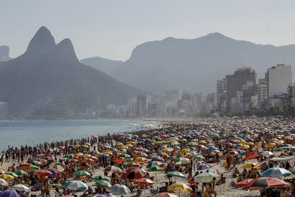 EUFORIA PRECOCE - Rio de Janeiro, 40 graus: mesmo com o crescimento de casos, a opção foi curtir a praia -