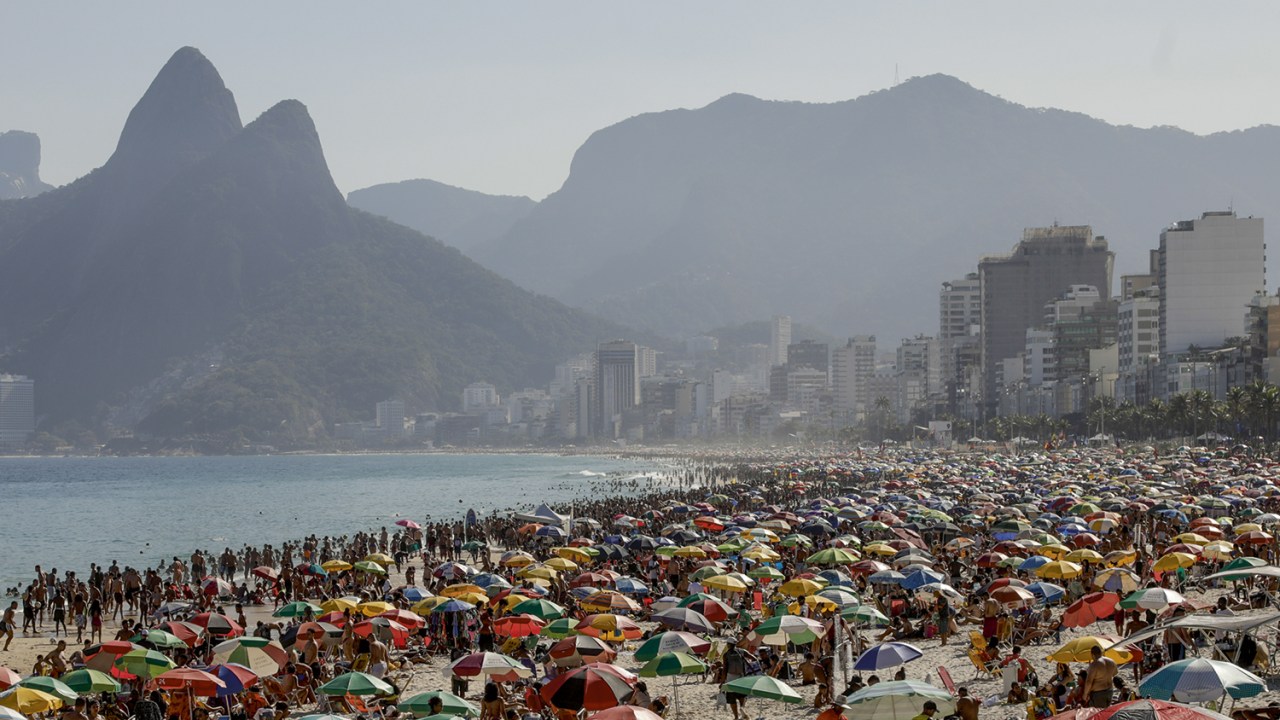 EUFORIA PRECOCE - Rio de Janeiro, 40 graus: mesmo com o crescimento de casos, a opção foi curtir a praia -
