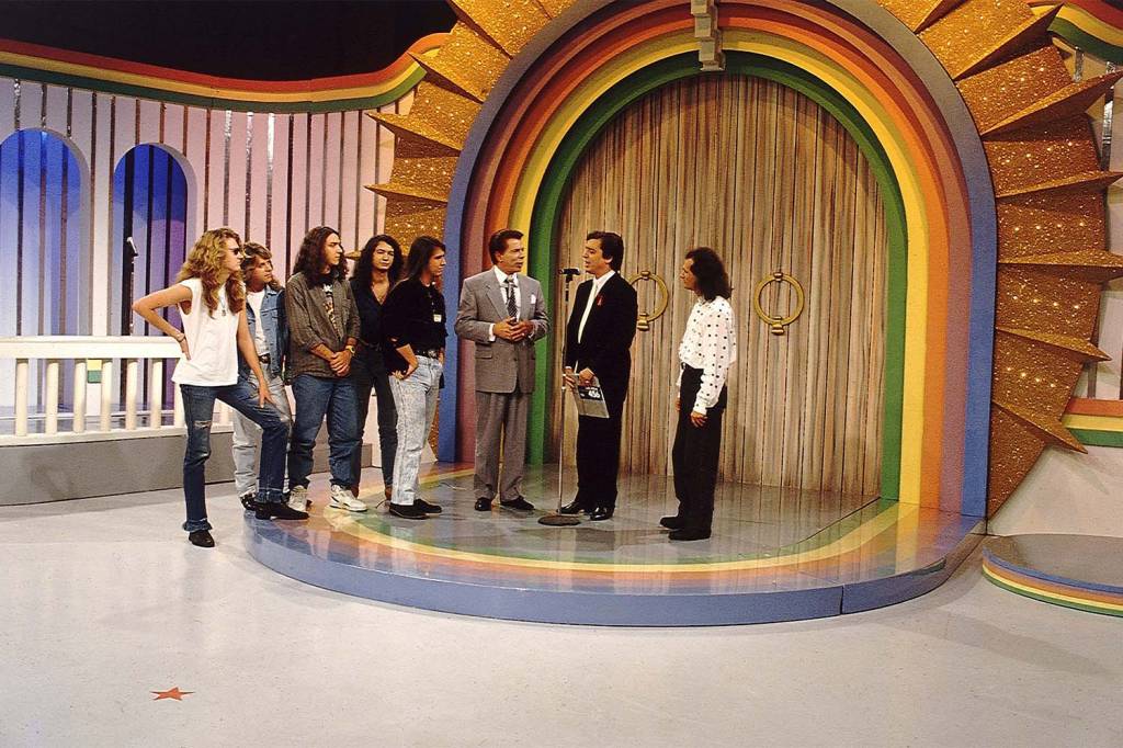 SILVIO SANTOS-PORTA DA ESPERANÇA1 Silvio Santos com os participantes do quadro