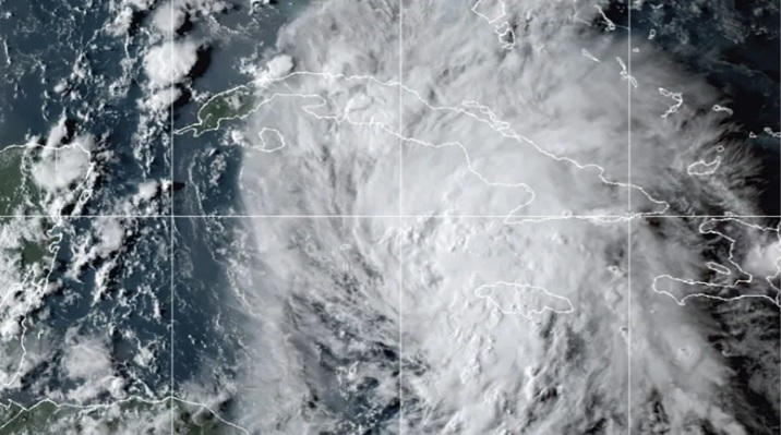Imagem da Nasa mostra a tempestade tropical Ida sobre Cuba nesta sexta-feira (27). No domingo, tormenta ganha força e deve atingir os Estados Unidos como furacão