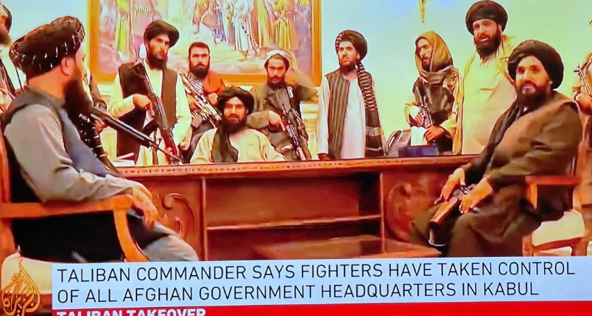 Membros do Talibã dentro do Palácio Presidencial