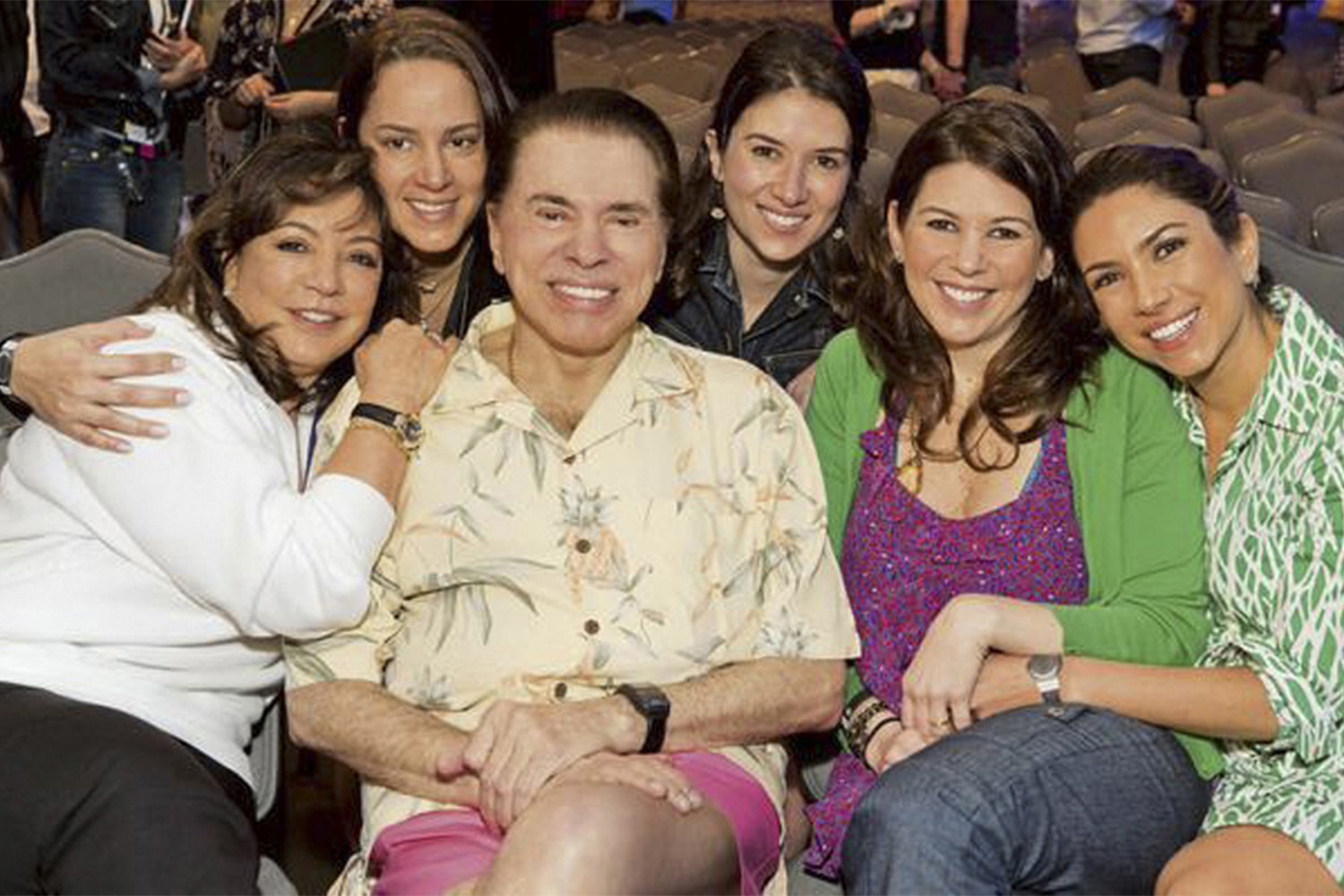 Silvio Santos comemorando seu aniversário, junto a sua esposa Iris e filhas Silv