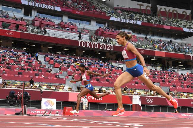 USA's Sydney Mclaughlin (R) wins the women's 400m hurdles final ahead of USA's Dalilah Muhammad setting a new world record during the Tokyo 2020 Olympic Games at the Olympic Stadium in Tokyo on August 4, 2021. (Photo by Jewel SAMAD / AFP)