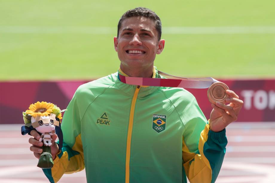 O atleta Thiago Braz, do Brasil, recebe a medalha de bronze do salto com vara -