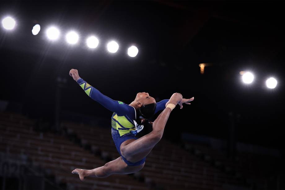 A atleta brasileira Rebeca Andrade conquista a medalha de prata na ginástica -