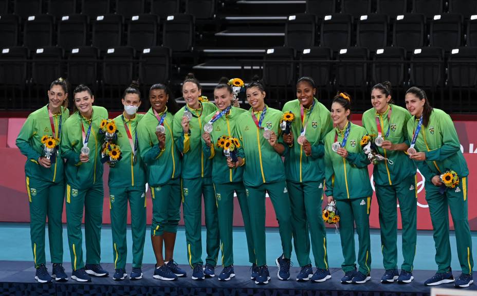 As jogadoras do vôlei feminino com a medalha de prata -