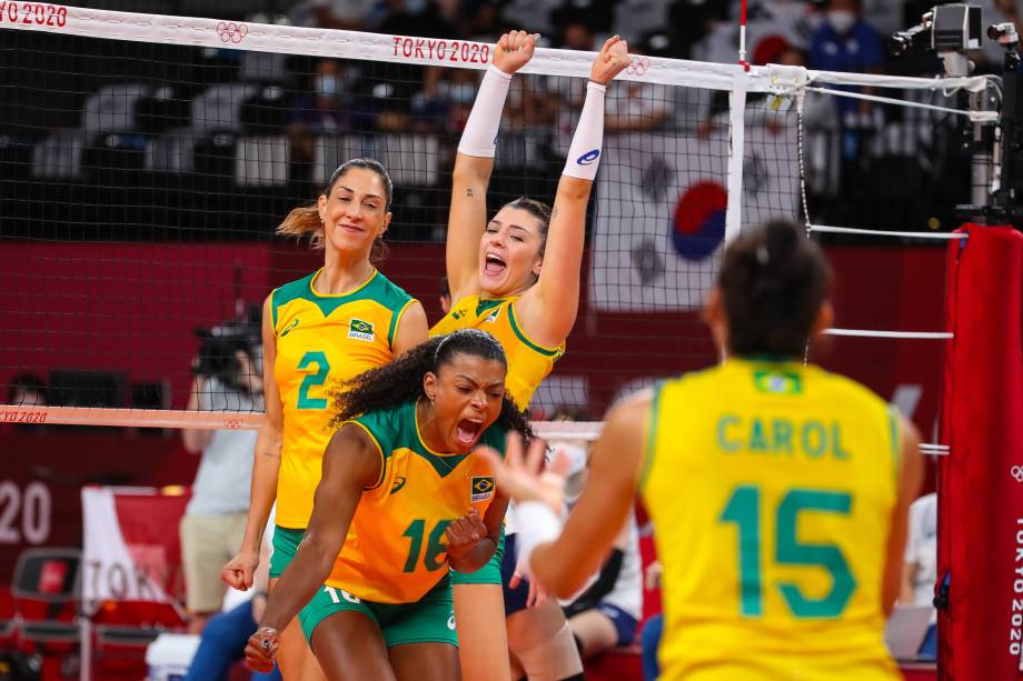 Jogadoras do Brasil comemoram após marcarem ponto -