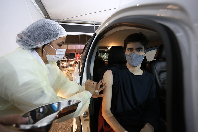 Adolescente é vacinado em drive-thru no Anhembi, em São Paulo