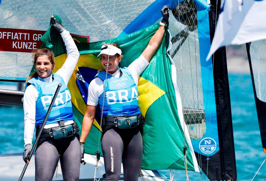 Kahena Kunze e Martine Grael comemorando a medalha de ouro -