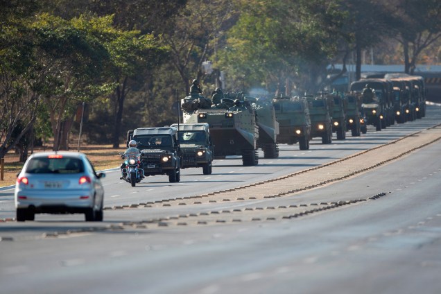 Desfile militar passa em frente à Esplanada do Ministerios, na cidade de Brasília -