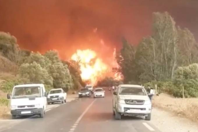 Argelinos fogem das chamas em estrada no norte do país