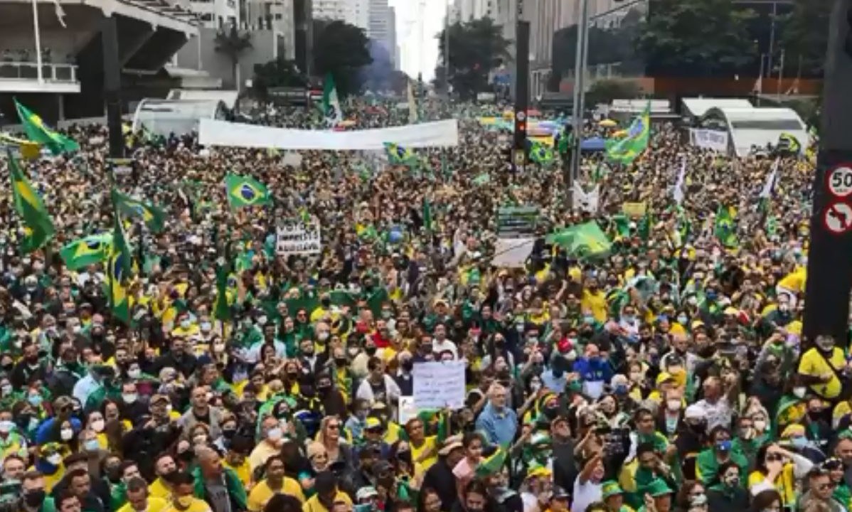 Foto de cima de caminhão na Avenida Paulista mostra aparente multidão próxima ao prédio da Fiesp