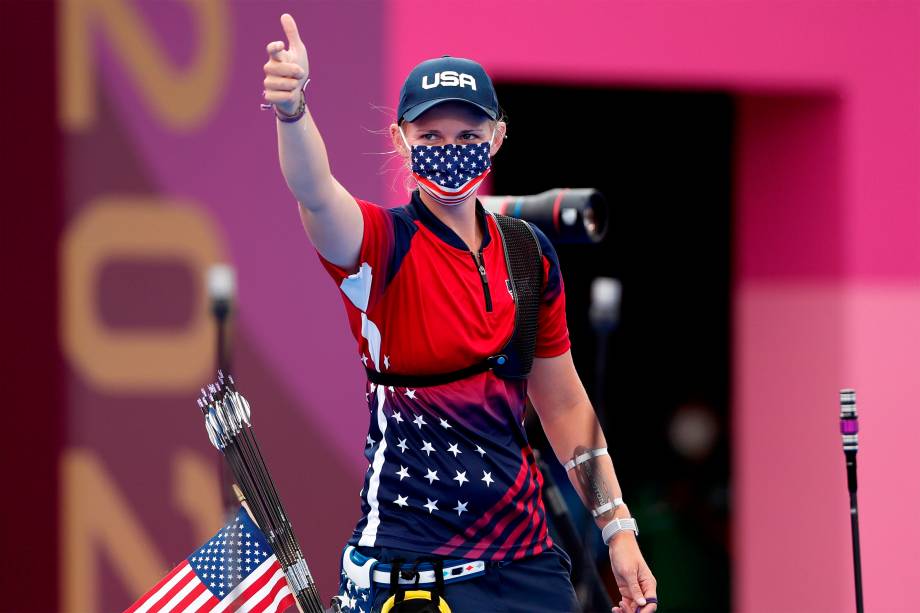 A americana Mackenzie Brown após vencer a mexicana Alejandra Valencia nas quartas de final de tiro com arco -