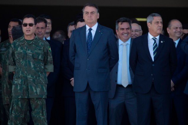Jair Bolsonaro observa a passagem do comboio militar em frente ao Palácio do Planalto na entrada principal da Esplanada dos Ministérios -
