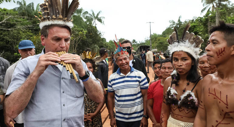 Bolsonaro durante visita a comunidade indígena no Amazonas, em maio de 2021