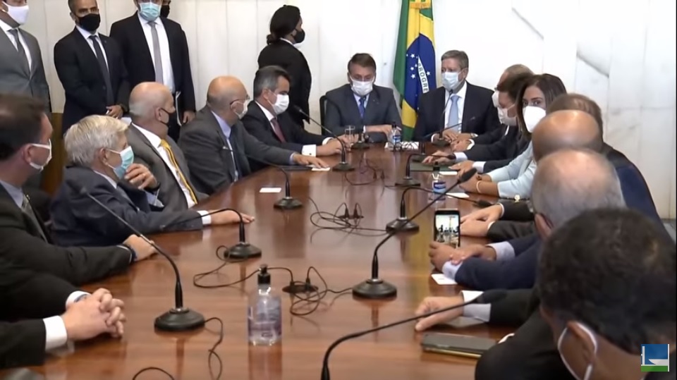 O presidente Jair Bolsonaro, acompanhado de ministros, entrega projetos ao presidente da Câmara, Arthur Lira