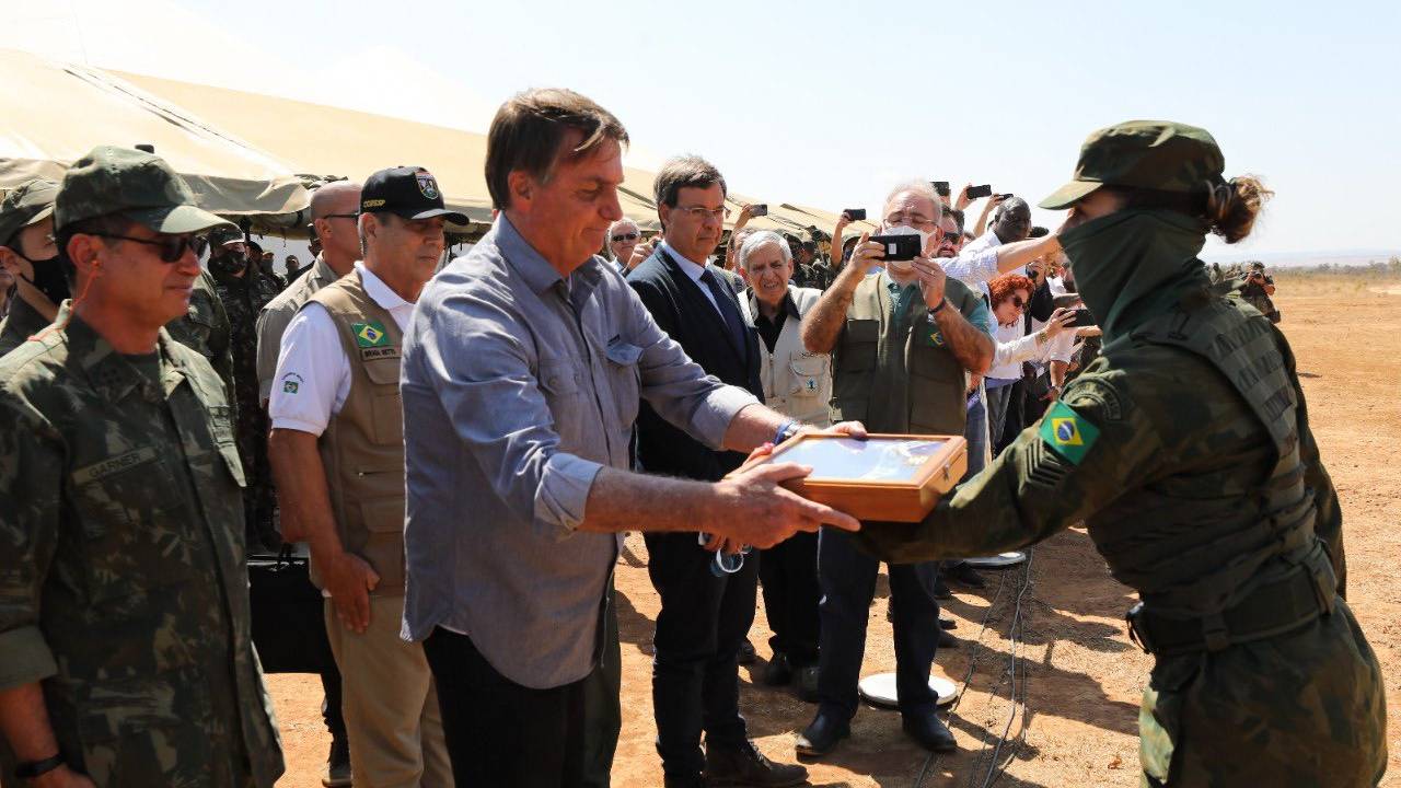 Jair Bolsonaro acompanhou, nesta segunda-feira (16), o treinamento de militares das Forças Armadas na Operação Formosa 2021. A atividade aconteceu no Centro de Instrução de Formosa (GO) e contou com a cooperação das três Forças Armadas de forma inédita. Realizado desde 1988, o exercício é considerado uma ação militar de alta complexidade.