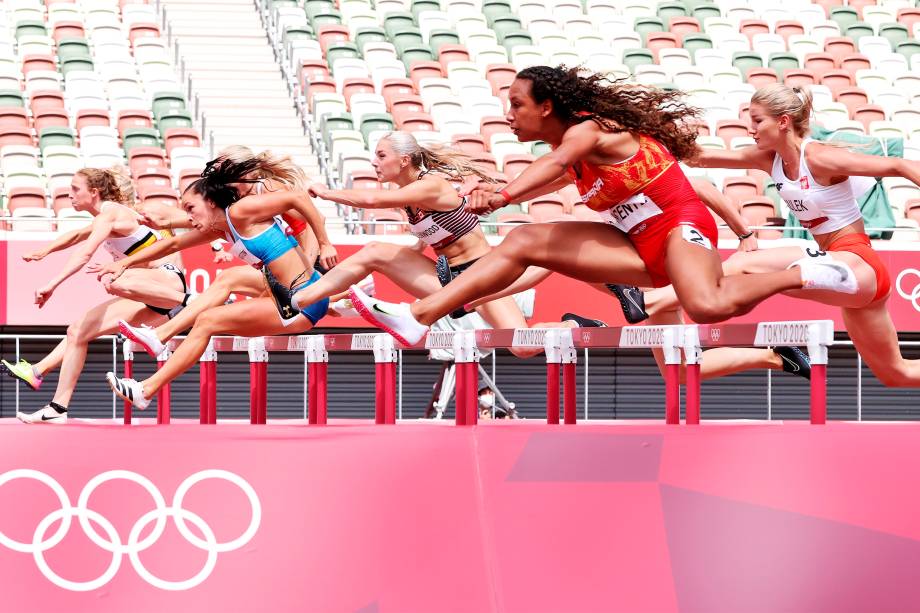 Maria Vicente, da Espanha, durante prova dos 100m com barreiras no atletismo -