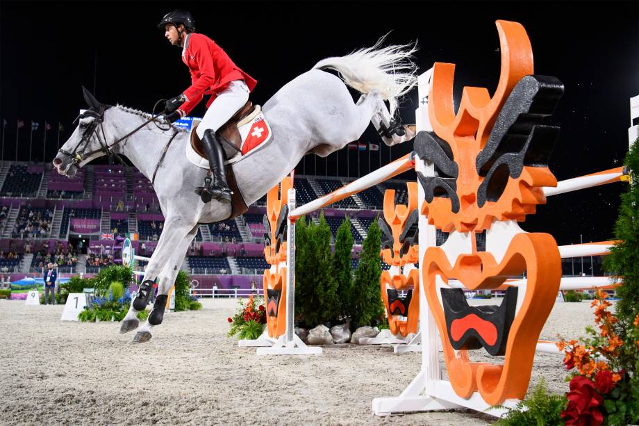 Martin Fuchs, da Suíça, monta o 'Clooney 51' na competição de salto equestre -