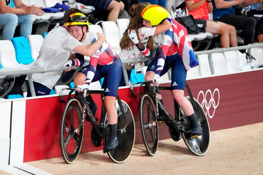 Katie Archibald e Laura Kenny, da Grã-Bretanha, celebrando a vitória no ciclismo -