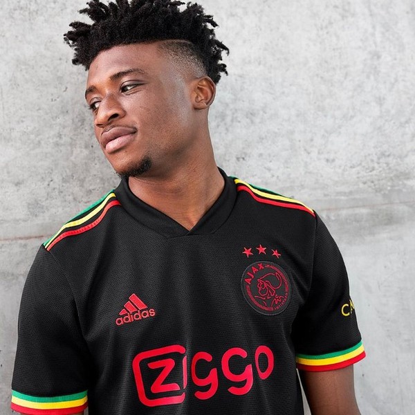 Nova terceira camisa lançada pelo Ajax para a temporada -