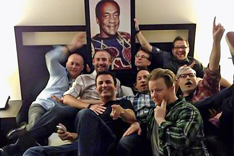 ecccf34b4c0dc9a620affd1953aa95d1.jpeg COSBY SUITE - Pose: grupo no quarto com nome de comediante condenado -