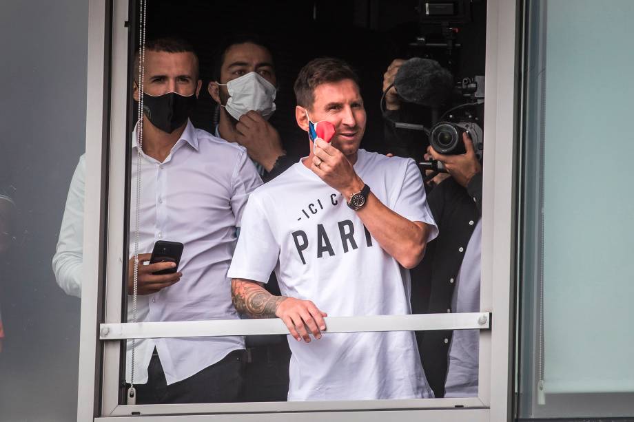 Messi observando a festa dos torcedores do PSG -