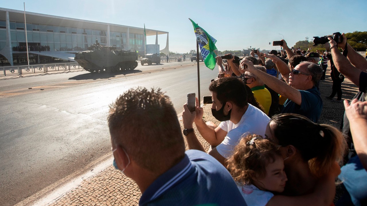 BRA121. BRASÍLIA (BRASIL), 10/08/2021. - Simpatizantes del presidente de Brasil, Jair Bolsonaro, observan la llegada del un convoy militar en la Esplanada do Ministerios, este martes en la ciudad de Brasilia. El presidente de Brasil, Jair Bolsonaro, recibió este martes un inusual desfile militar en Brasilia, un despliegue que fue visto por la oposición como un intento de líder de la ultraderecha brasileña por intimidar al Congreso durante una votación clave para el Gobierno. EFE/ Joédson Alves