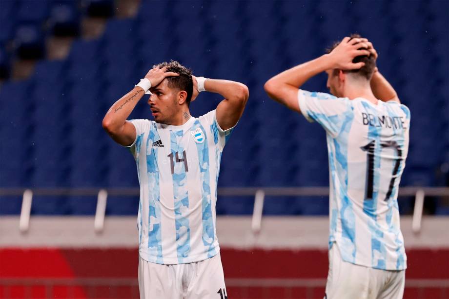 Os argentinos Facundo Medinaem e Tomás Belmonte lamentam durante a partida de futebol contra a Espanha -