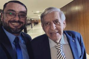 Juliano Martins com o ministro Augusto Heleno