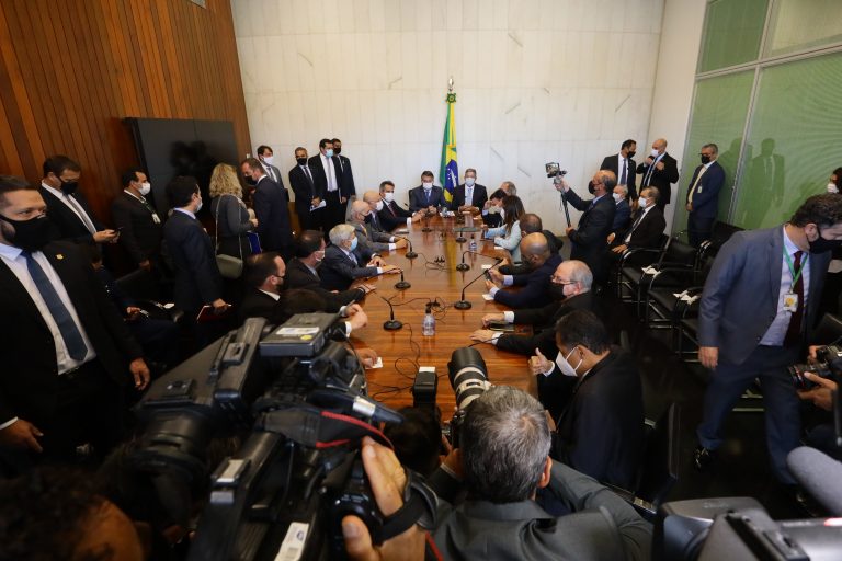 Jair Bolsonaro e Arthur Lira na cerimônia de entrega da MP do Auxílio Brasil e da PEC dos Precatórios