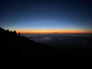 Primeiros raios de sol vistos do alto do Monte Fuji -