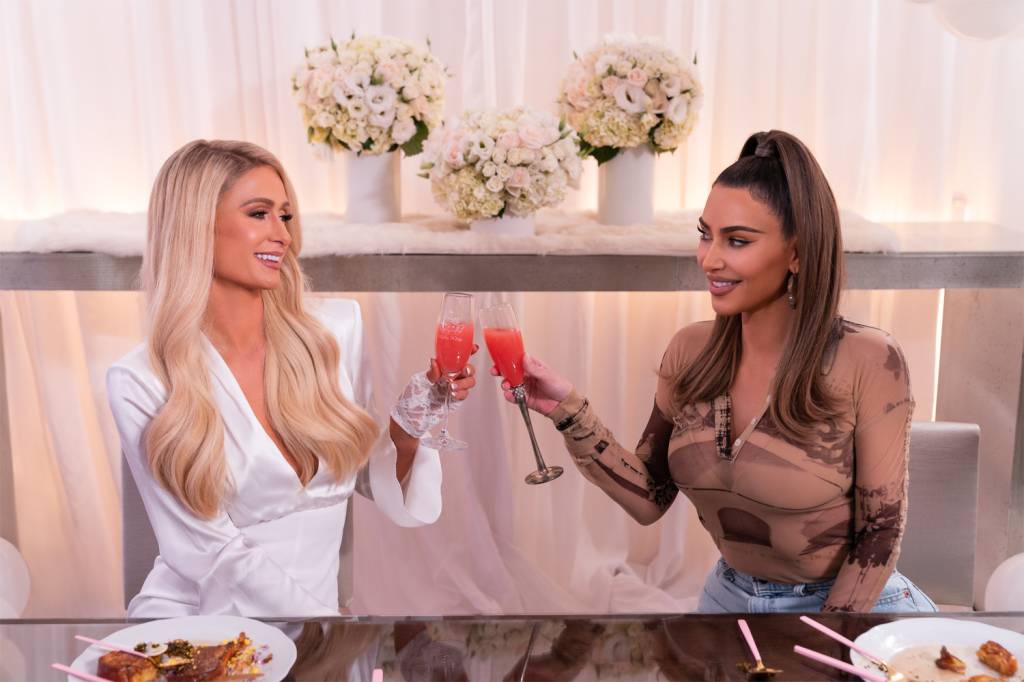 Paris Hilton e Kim Kardashian em cena de 'Cozinhando com Paris', novo reality-show da Netflix