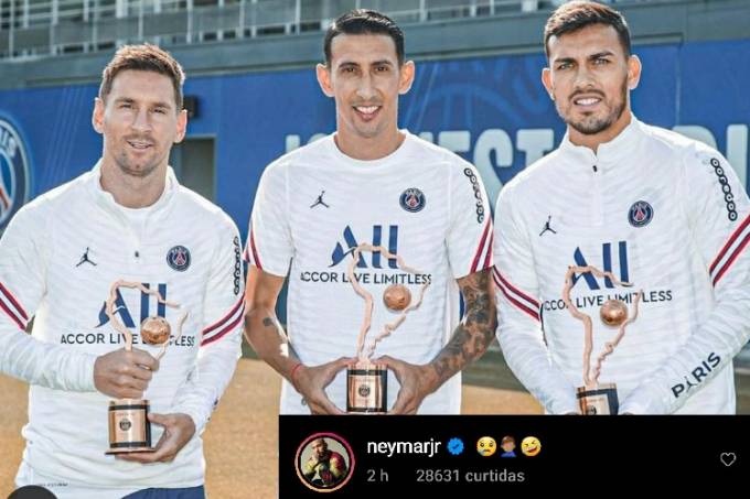 Messi, Di María e Paredes posam com troféus dados pelo PSG