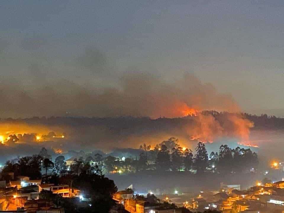 Combate a incêndio no Juquery se estendeu pela madrugada e parte de São Paulo acordou debaixo de muita fumaça