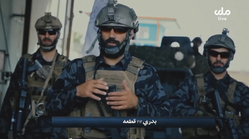 Membros do Talibã usam uniformes deixados por americanos