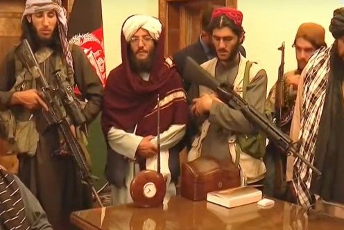 Membros do Talibã dentro do Palácio Presidencial, em Cabul