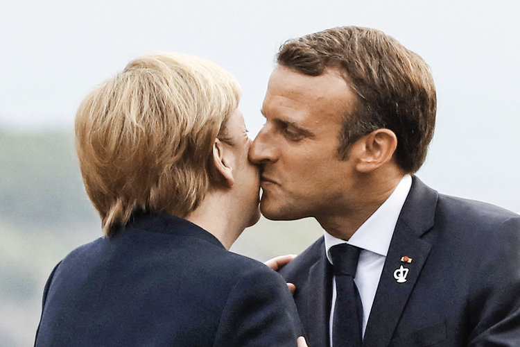 LA BISE - Macron, pré-Covid, cumprimenta Merkel à moda francesa: agora, a grande maioria da população garante que não vai retomar o costume -