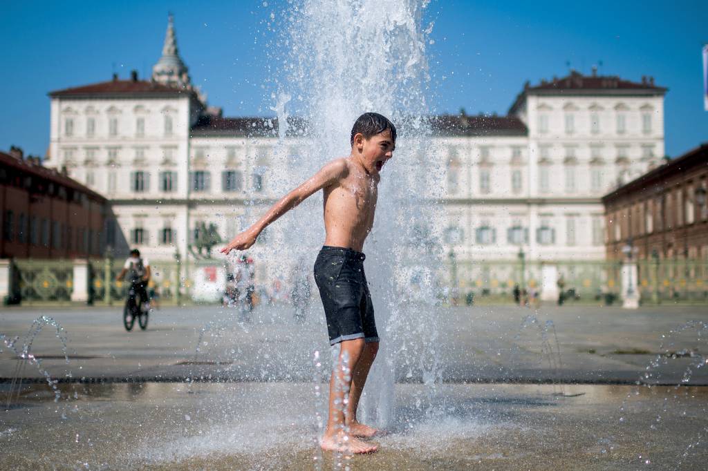 TRÉGUA - Itália: os termômetros beiraram os 50 graus e a população se virou como pôde para fugir da sensação de estufa -