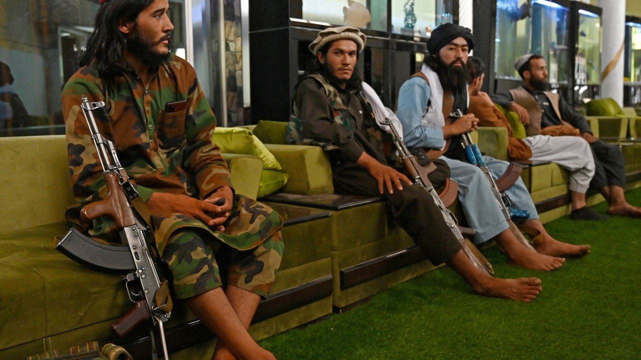 Membros do Talibã tomam mansão de ex-vice-presidente Abdul Rashid Dostum em Cabul