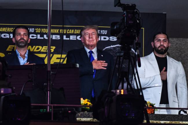 Donald Trump canta o hino nacional americano antes de luta de Belfort e Holyfield