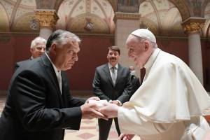 Viktor Orban cumprimenta o Papa Francisco no Museu de Belas Artes de Budapeste
