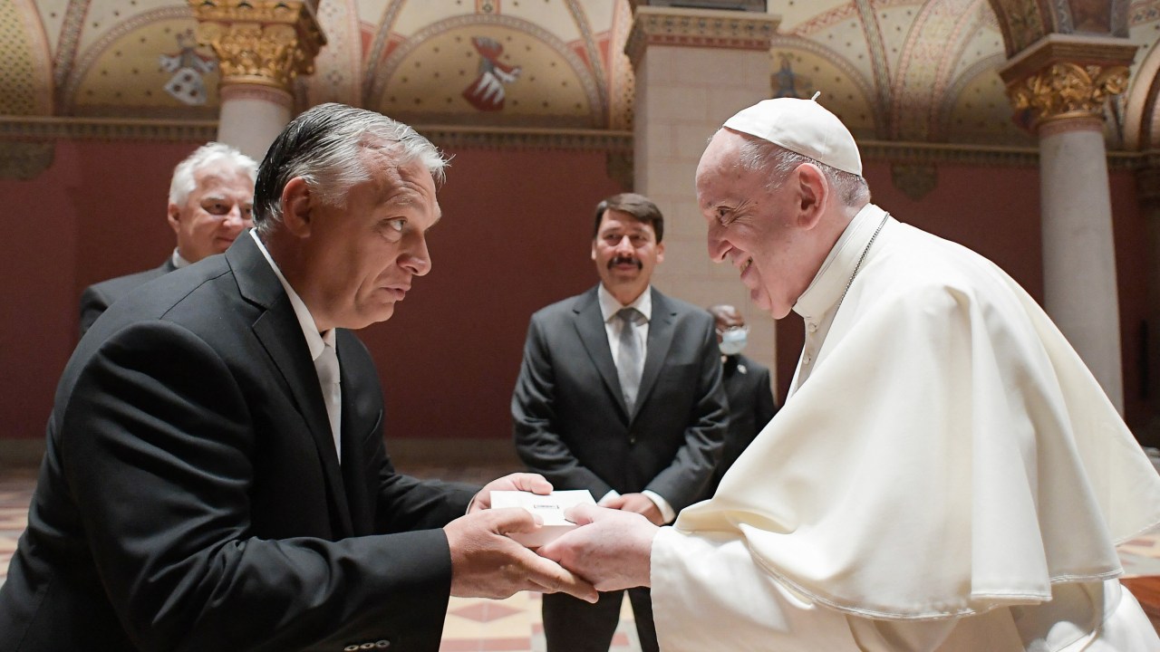 Viktor Orban cumprimenta o Papa Francisco no Museu de Belas Artes de Budapeste
