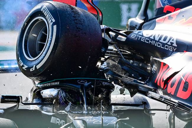 Carro de Max Verstappen passou por cima do de Lewis Hamilton no GP de Monza