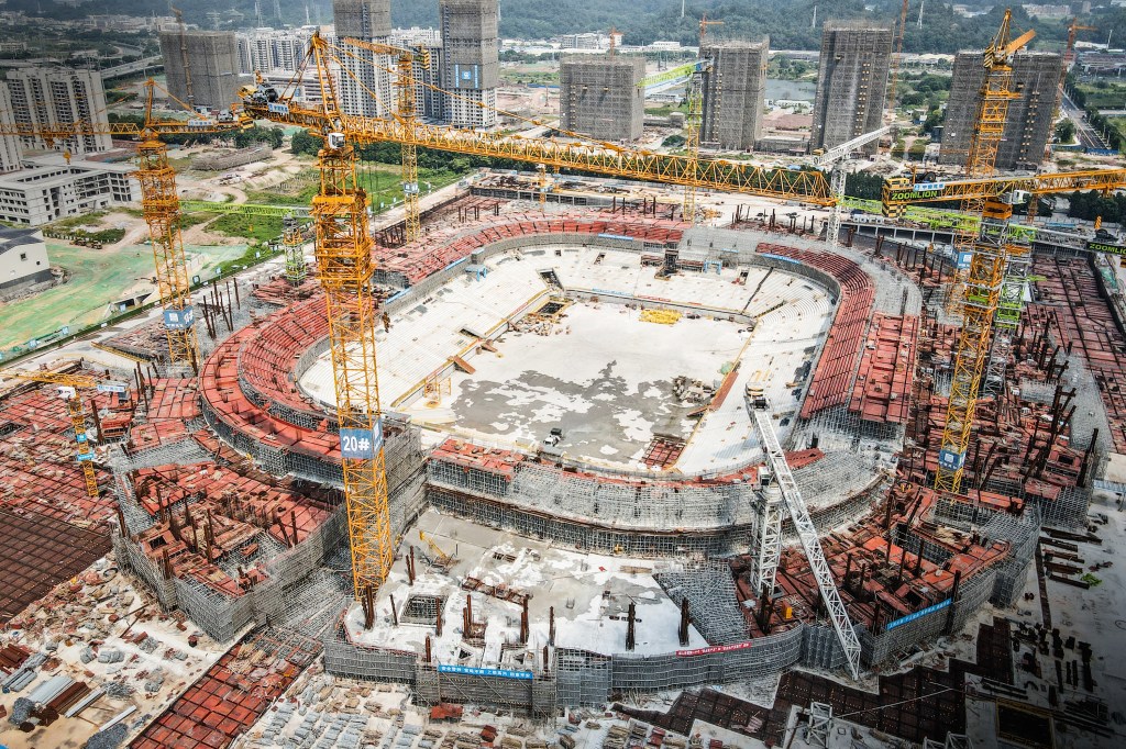 FIM DE LINHA - Novo estádio de Guangzhou: uma das 778 obras paralisadas em 223 cidades da China -