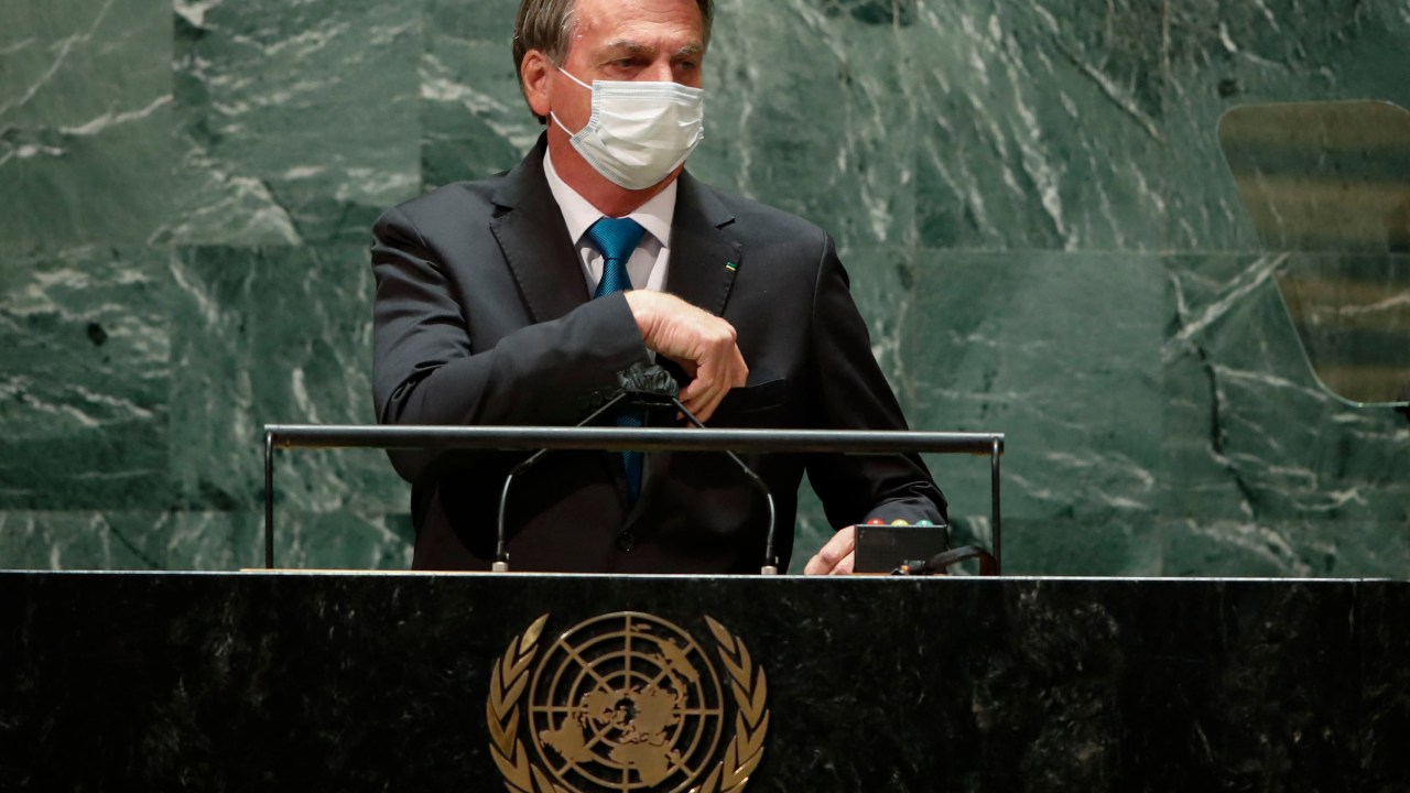 Brazil's President Jair Bolsonaro wears a protective face mask due to the coronavirus disease (COVID-19) pandemic as he arrives to addresses the 76th Session of the UN General Assembly on September 21, 2021 in New York. - The summit will feature the first speech to the world body by US President Joe Biden, who has described a rising and authoritarian China as the paramount challenge of the 21st century. (Photo by Eduardo MUNOZ ALVAREZ / POOL / AFP)