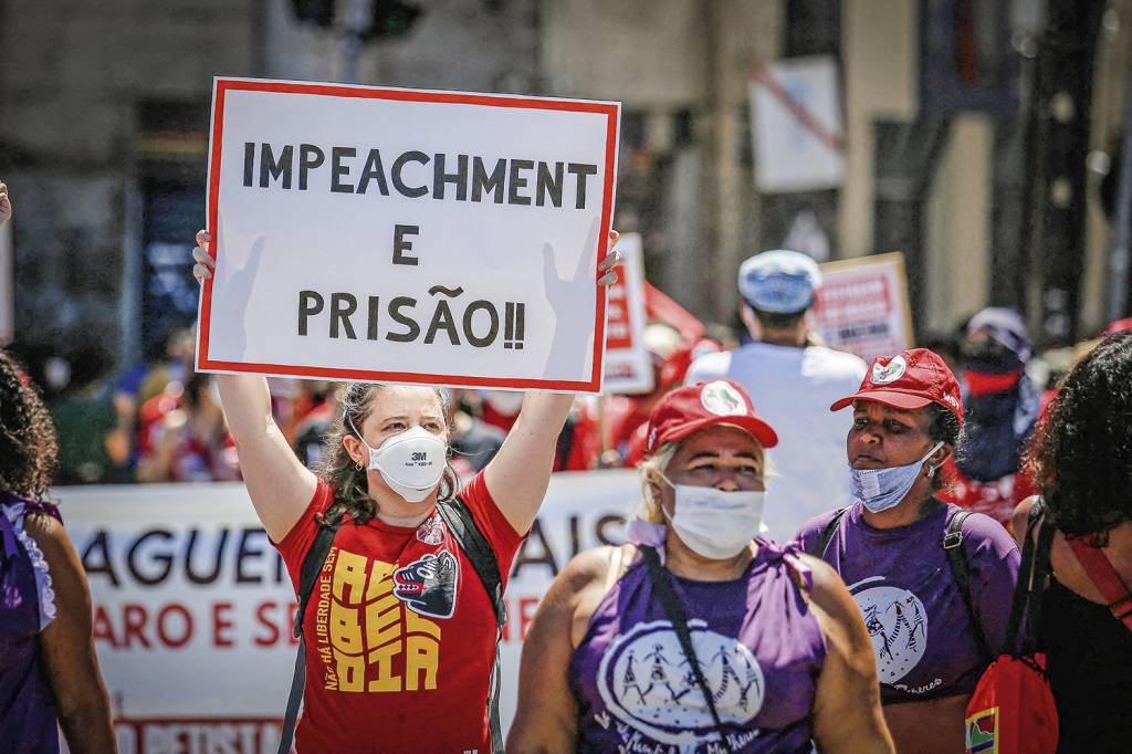 TIRO NO PÉ - Manifestação pedindo impeachment: depois das falas golpistas de Bolsonaro, o assunto voltou -